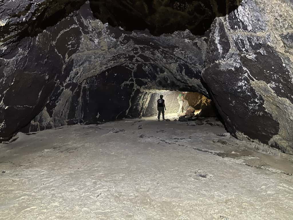 Dépôts de sulfates dans le tunnel de lave de<em> La Corona lava</em>, Lanzarote, Espagne. © Bogdan Onac