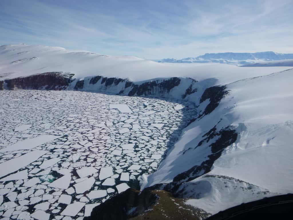 Dans Terra Nova Bay, les blocs de banquise forment un étrange puzzle qui contraste avec la douceur du paysage continental qui l’enserre © Giuseppe Aulicino, imaggeo.egu.eu, CC BY-NC-ND 3.0