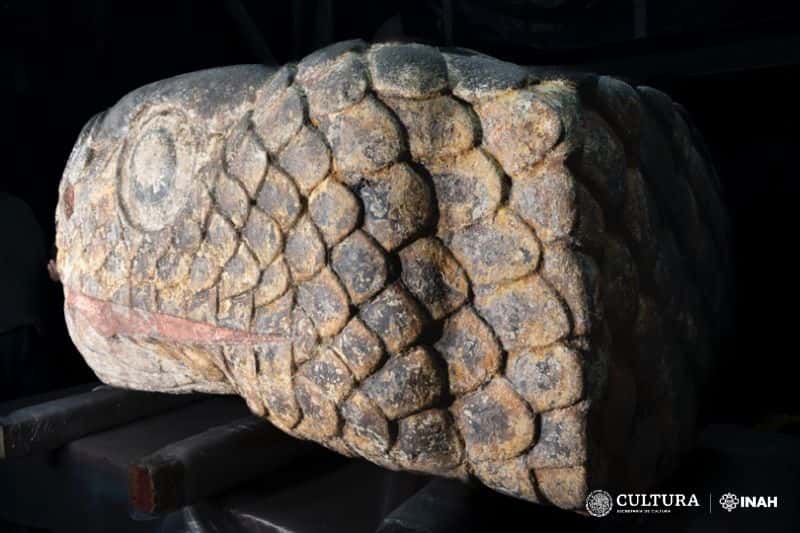 La sculpture en forme de tête de serpent découverte dans le centre historique de Mexico à la suite du séisme de septembre 2022. © Lancic. Unam