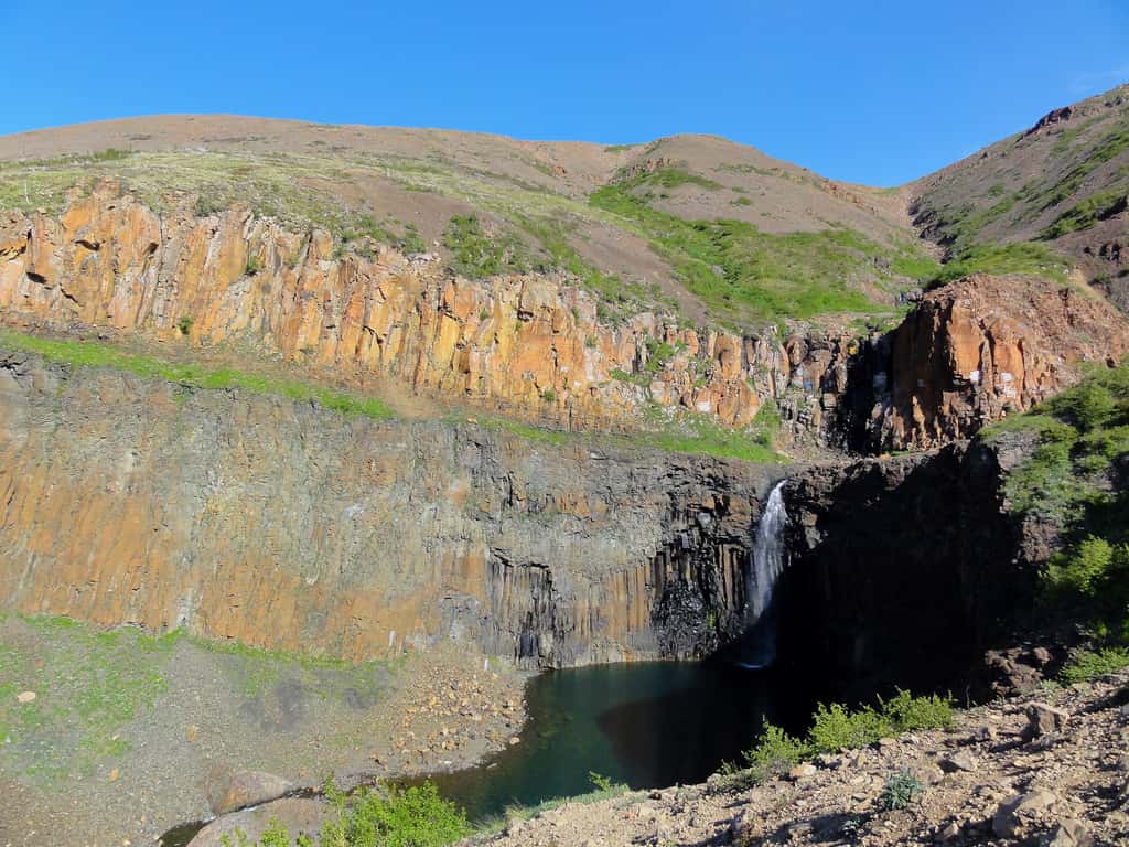 Paysage actuel de plateau basaltique témoignant de l'activité volcanique des Trapps de Sibérie il y a 250 millions d'années. © Timur V. Voronkov, <em>Wikimedia Commons</em>, CC by-sa 3.0 