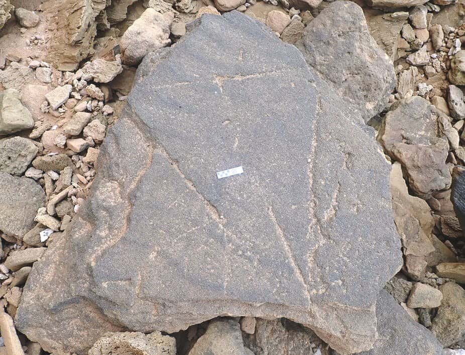 Forme géométrique triangulaire tracée dans le sable (ammoglyphe) il y a plusieurs dizaines de milliers d'années et retrouvée sur les côtes d'Afrique du Sud. © Charles Helm