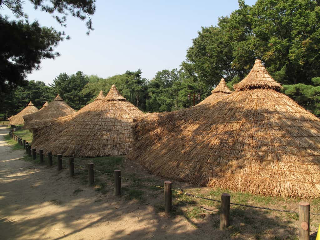 Reconstitution d'un village néolithique. © G41rn8, <em>Wikimedia Commons</em>, CC by-sa 4.0 