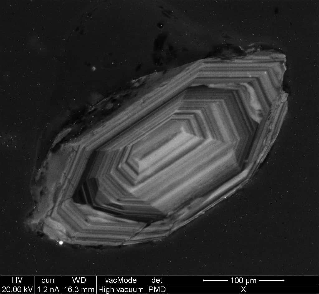 Image d'un zircon vue au microscope électronique à balayage. © Emmanuel Roquette, <em>Wikimedia Commons</em>, CC by-sa 4.0 