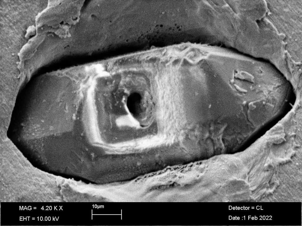 Analyse d'une inclusion de graphite dans un grain de zircon. © Winfried Schwarz, <em>Heidelberg University, Institute of Earth Sciences</em>