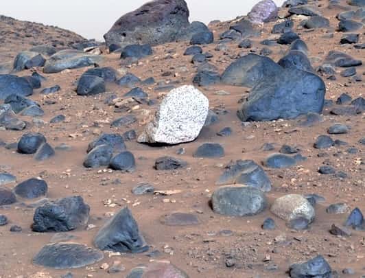 La roche est composée de pyroxènes (minéraux sombres) et de feldspaths (minéraux clairs). Il s'agit apparemment d'une anorthosite. © Nasa, JPL-Caltech, ASU, MSSS 
