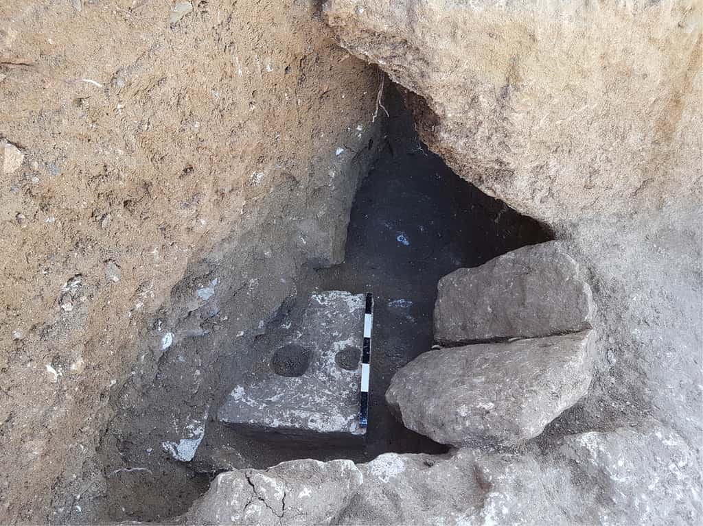 Des toilettes ont été taillées dans un cube de pierre à Jérusalem au VII<sup>e</sup> siècle avant J.-C. © Photographie par Ya’akov Billig, publiée dans l'article de Dafna Langgut, 2021