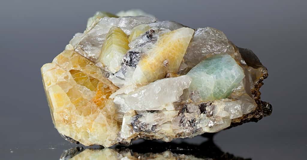 La topaze est un cristal piézoélectrique. © isoarska, Fotolia