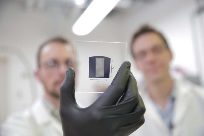Grâce à un procédé qu’ils ont eux-mêmes développé, les ingénieurs de l’université du Wisconsin peuvent déposer sur un substrat d'environ 2,5 x 2,5 cm des nanotubes de carbone parfaitement alignés, et ce en seulement cinq minutes. C’est l’une des étapes indispensables à la production de transistors à base de nanotubes de carbone. © Stephanie Precourt, <em>UW, Madison College of Engineering</em>