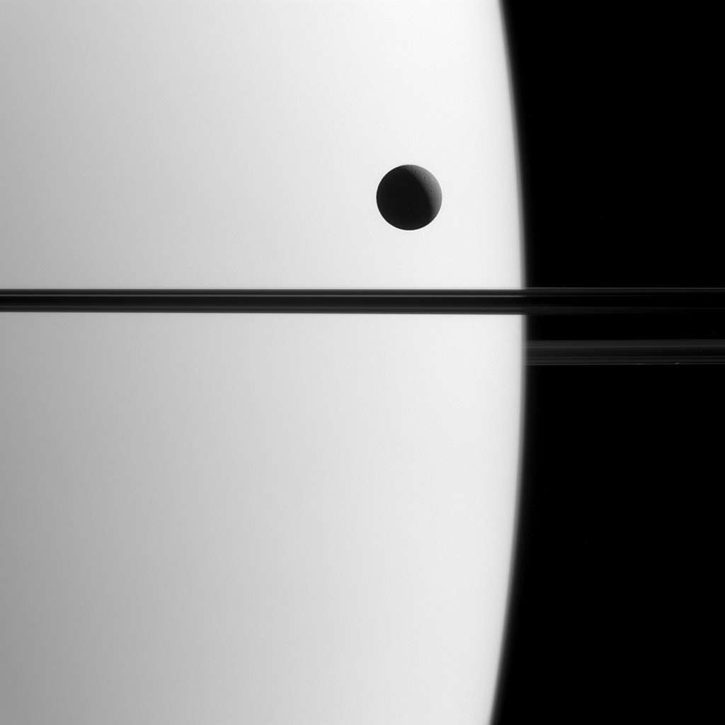 Le transit de Dioné, lune de Saturne, devant la planète géante a été capturé par la sonde Cassini en mai 2015. © Nasa, JPL-Caltech, <em>Space Science Institute </em>