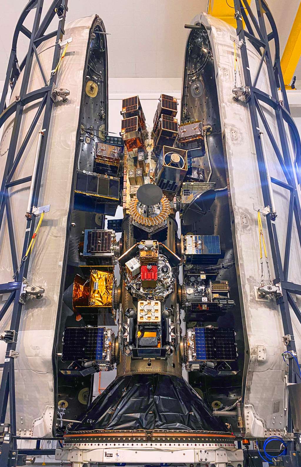 La capsule-usine n'était pas seule, elle a décollé avec 71 autres passagers. On la retrouve sur cette photo prise pendant la mise sous coiffe. C'est le deuxième satellite à gauche en partant d'en bas (doré). © SpaceX