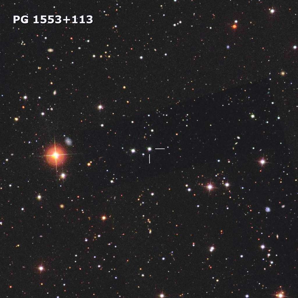 Le blazar PG 1553+113, repéré au centre de cette image par deux lignes blanches. © SDSS