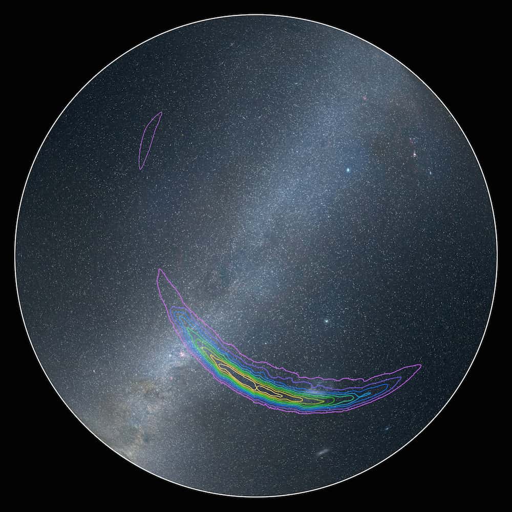 L'origine du signal GW150914 dans le ciel de l'hémisphère sud. La Voie lactée est bien visible. La région est celle du Grand Nuage de Magellan et, juste en dessous, du Petit Nuage de Magellan. Ces ondes venaient en fait de bien plus loin. Ces nuages sont à moins d'un million d'années-lumière de la Voie lactée alors que GW150914 provient d'une région située à 1,3 milliard d'années-lumière. © Ligo