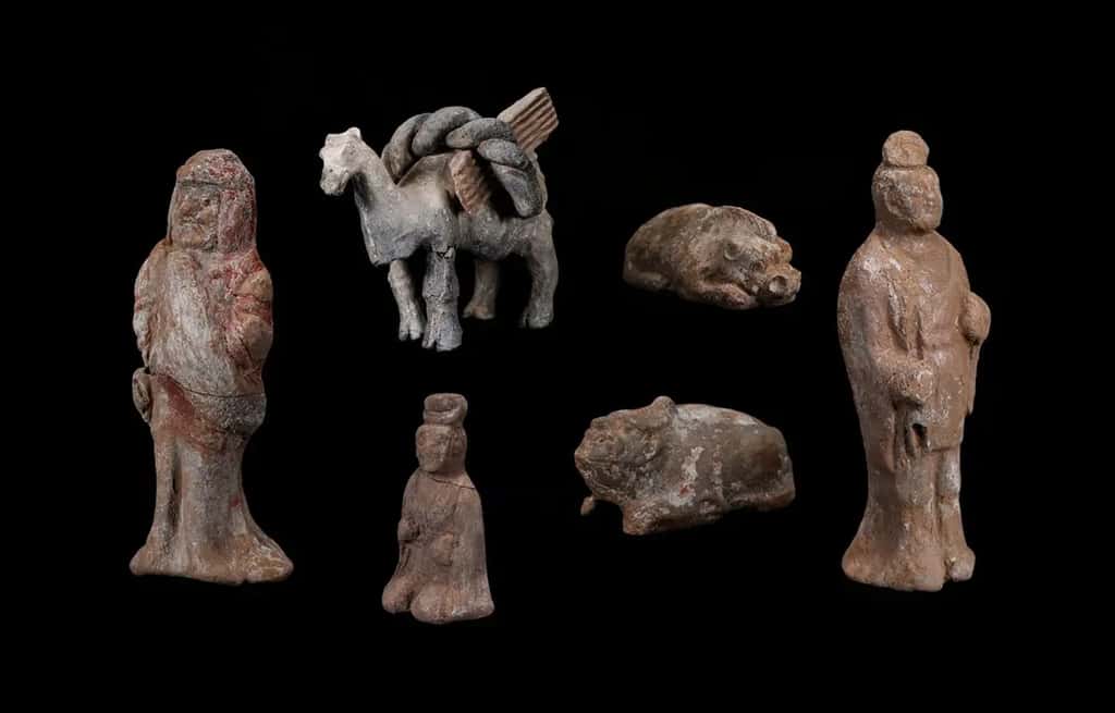 Parmi les artefacts déterrés, des poteries représentant des figures humaines et animales. © Académie d’archéologie de Shaanxi