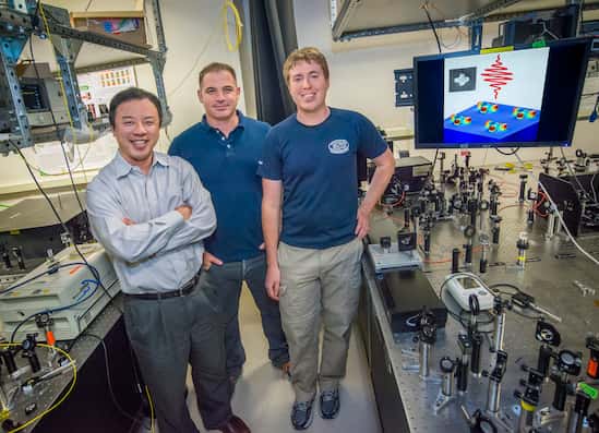 Xiang Zhang, Haim Suchowski et Kevin O'Brien, quelques-uns des physiciens de l'équipe qui a produit et contrôlé des ondes sonores dans le domaine des hyperfréquences. S'il s'agissait d'ondes électromagnétiques, on parlerait de micro-ondes. © Roy Kaltschmidt