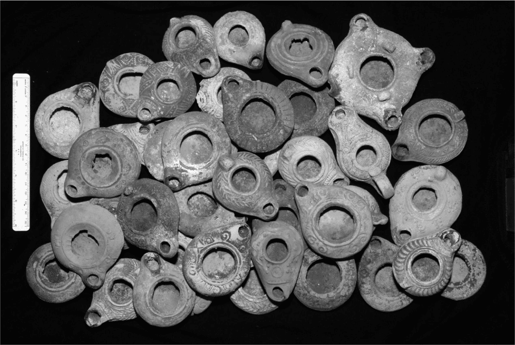 Une partie des 120 lampes à huile datant de l'ère romaine découvertes en 2012. © B. Zissu