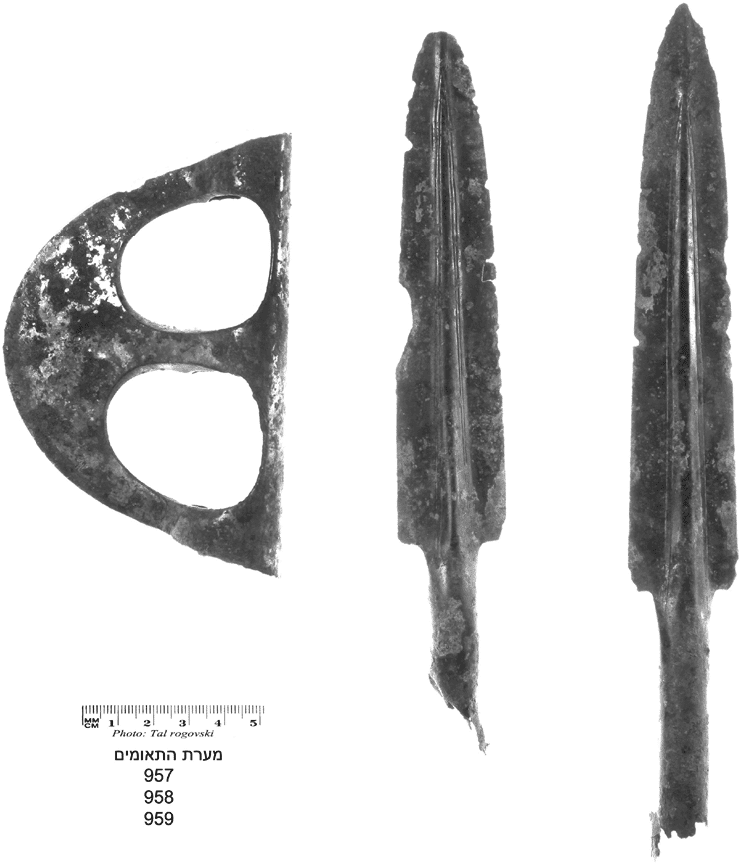 Parmi les artefacts retrouvés par les archéologues dans la grotte de Te'omim, des armes. Ici une lame de hache et deux têtes de lances. © Tal Rogovski 