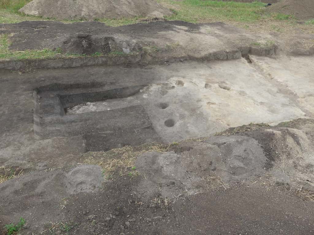 Site du Néolithique récent (-3 500 à -3 000) de Val-des-Marais (Marne). De gauche à droite, une fosse dépotoir, le bâtiment à abside et un tronçon de la palissade. © Rémi Martineau, CNRS