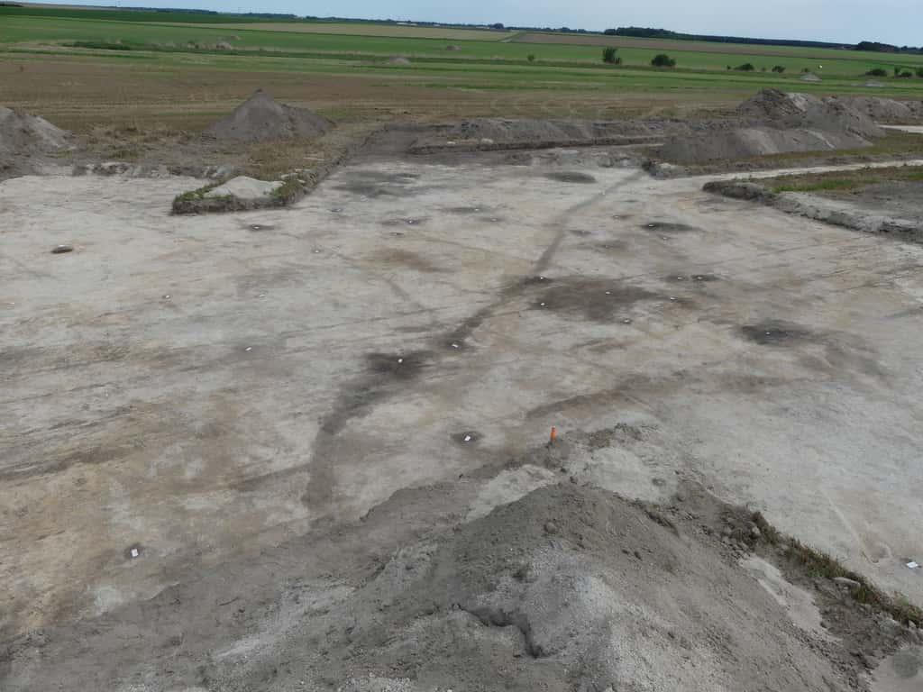 Site du Néolithique récent (-3 500 à -3 000) de Val-des-Marais (Marne). Vue de l’enceinte palissadée en début de fouilles. © Rémi Martineau, CNRS 