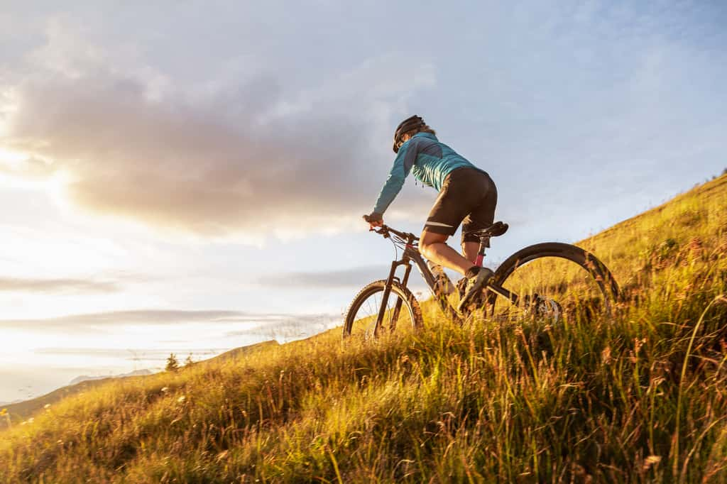 Profitez du retour des beaux jours avec le vélo électrique HITWAY BK7S © mRGB, Adobe Stock