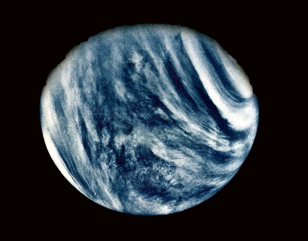 L'utilisation d'un filtre dans l’ultraviolet a permis aux instruments de Mariner 10 de révéler certains détails de l'atmosphère de Vénus. L'image que l'on voit ici a été prise avec ce filtre, mais a été traitée pour se rapprocher de ce que verrait un œil humain observant Vénus. La planète est perpétuellement recouverte par un voile épais de nuages ​​élevés avec une atmosphère composée de dioxyde de carbone. Sa température de surface s’approche de 460 °C. Lancée le 3 novembre 1973 au sommet d'une fusée Atlas-Centaur, Mariner 10 a survolé Vénus le 5 février 1974. © Nasa