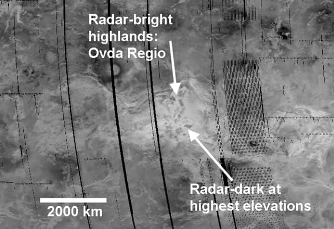Grâce au SAR de Magellan, il a été possible de découvrir la topographie de Ovda Regio sur Vénus. Des zones sombres (<em>dark</em>) se trouvent aux sommets de terrains élevés qui apparaissent brillants dans les mesures faites avec le radar de la sonde (<em>radar-bright highlands</em>). © Harringtong Trieman, Nasa, JPL-Caltech