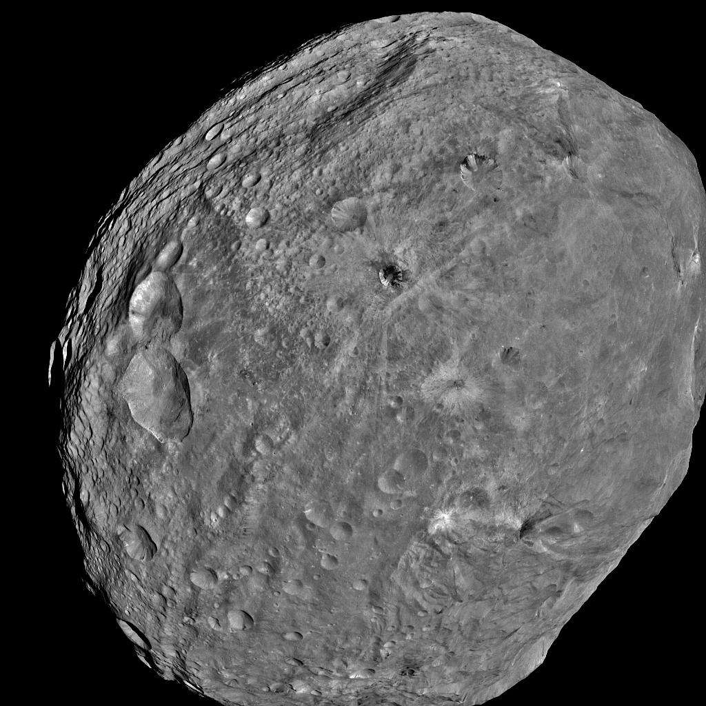 La sonde Dawn de la Nasa a obtenu cette image de l'astéroïde Vesta le 24 juillet 2011. Elle a été prise à une distance d'environ 5.200 km. La prochaine étape de l'itinéraire de la sonde sera une rencontre avec la planète naine Cérès. © Nasa, JPL