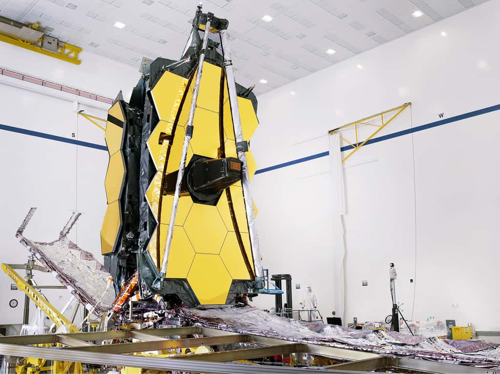 Le <em>James Webb Space Telescope</em> intégralement assemblé entreposé dans son hangar. © Nasa, Chris Gunn