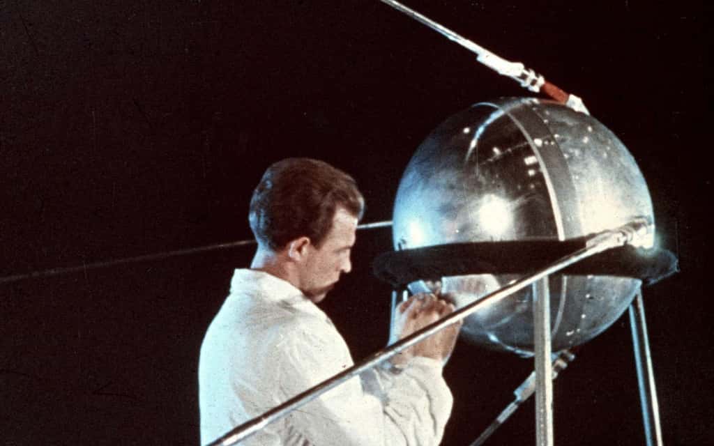 Ingénieur russe travaillant sur le satellite Spoutnik 1. © Roscosmos, archives d'État russes