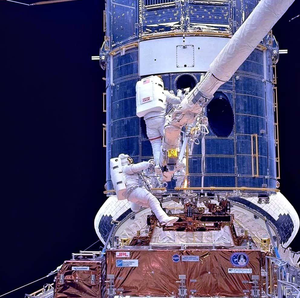 Opération de maintenance réalisée sur Hubble lors de la mission STS-61. © Nasa