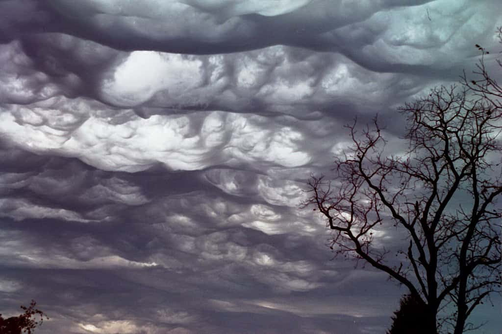 Les <em>asperatus</em> sont des déformations de nuages plus classiques en raison des courants. © Agathman