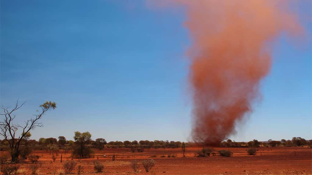 Le phénomène des dust devils est bien connu sur Terre. Il est également observé sur Mars. © TOTAJLA, iStockphoto