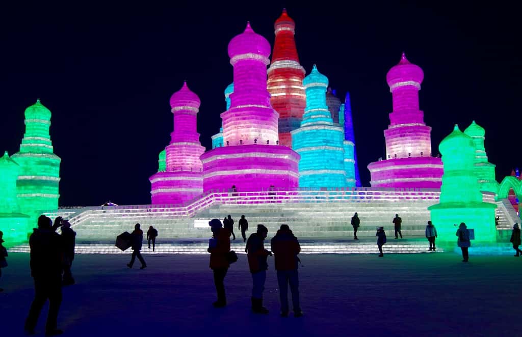L’extrême nord-est de la Chine connaît aussi des températures extrêmement froides. C’est le cas dans la ville d’Harbin — plus de 10 millions d’habitants et un festival annuel de sculpture sur glace — où les températures normales du mois de janvier oscillent entre -22 °C et -24 °C et un record de -42 °C a déjà pu être enregistré. © marcmooney, Pixabay, CC0 Creative Commons