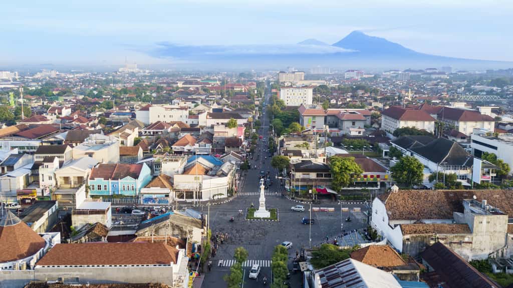 Vue sur la ville de Yogyakarta en Indonésie où a été mené l'essai. © Creativa Images, Adobe Stock.