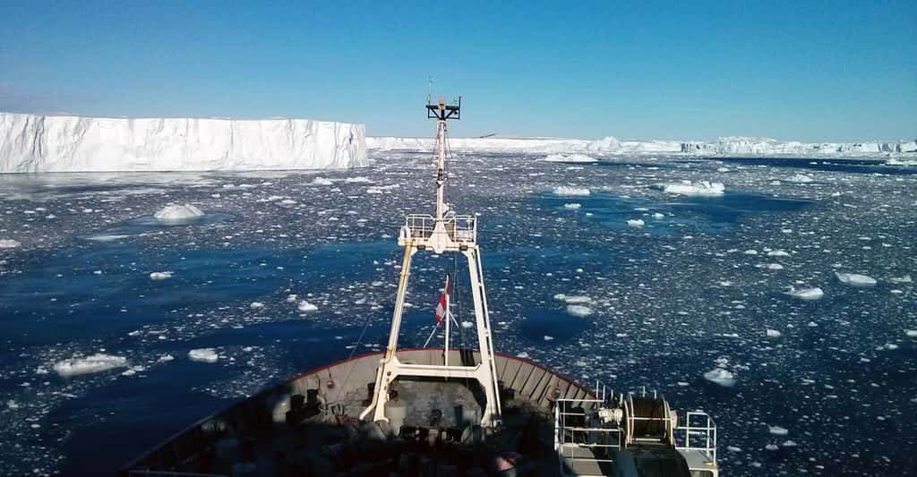 Entre janvier et mars 2014, des scientifiques ont embarqué à bord du brise-glace <em>James Clark Ross</em> pour tracer des gaz rares dans les eaux de l’Antarctique. © Brice Loose, université de Rhode Island