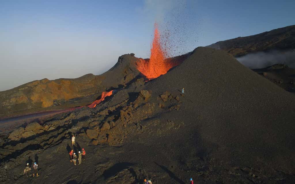 Volcanologues à l'étude à proximité d'un volcan en éruption. © Vincent, Adobe Stock