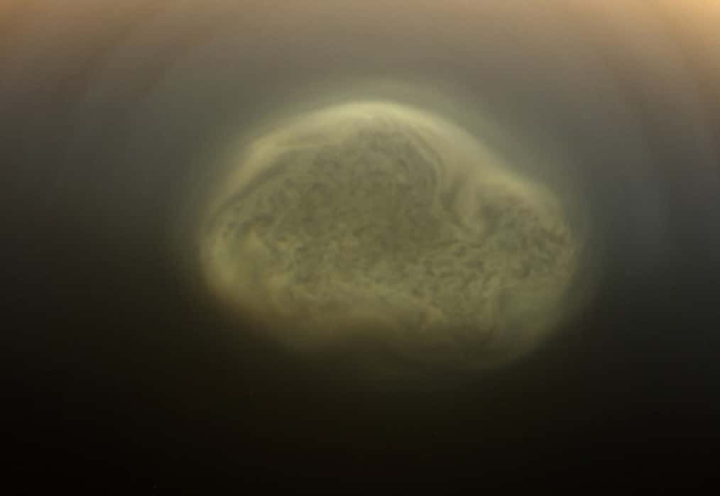 Sur Titan, la plus importante lune de Saturne — et la seule à présenter une atmosphère dense —, un vortex se forme au-dessus du pôle sud, au début de l’hiver. Il a été photographié par la sonde Cassini en 2012. © <em>NASA, JPL-Caltech, Space Science Institute</em>