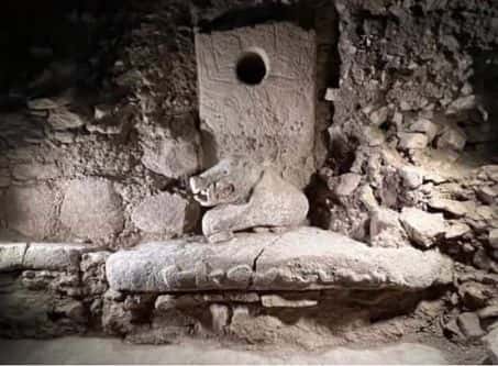 Parmi les objets rituels vieux de 10 000 ans, une tête de sanglier peinte apparaît. Son utilité et sa datation sont encore incertaines. © Ministère de la Culture et du Tourisme de Turquie 