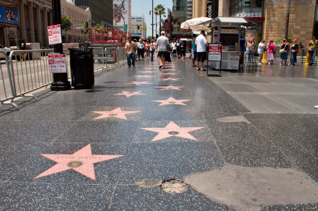 Les fameuses étoiles tant convoitées d’Hollywood… L’emblème placé sur chaque nom (caméra, poste de télévision, tourne-disque, microphone, masque) indique l’industrie concernée. © Christian Haugen, Flickr, CC by 2.0
