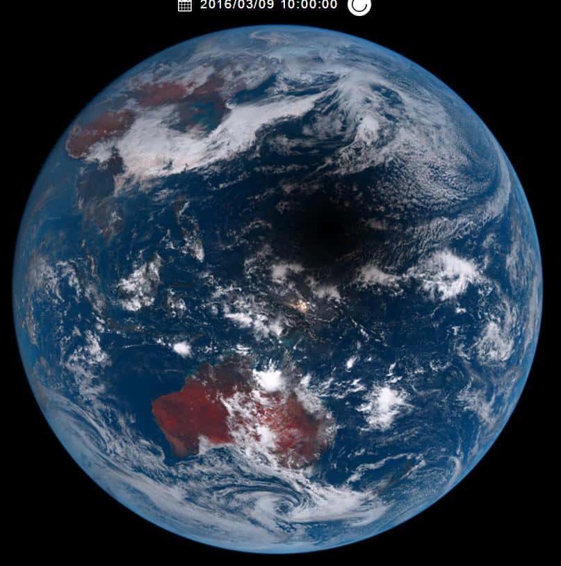 L’ombre de la Lune balayant la surface de la Planète bleue, de Sumatra à Hawaï, enregistrée depuis l’espace par le satellite météo japonais Himawari-8. Voir l'animation gif <a href="http://spaceweathergallery.com/full_image.php?image_name=Shiraishi-b4_1457529516.gif" title="Animation gif (7,4 Mb)" target="_blank">ici</a>. © Jaxa