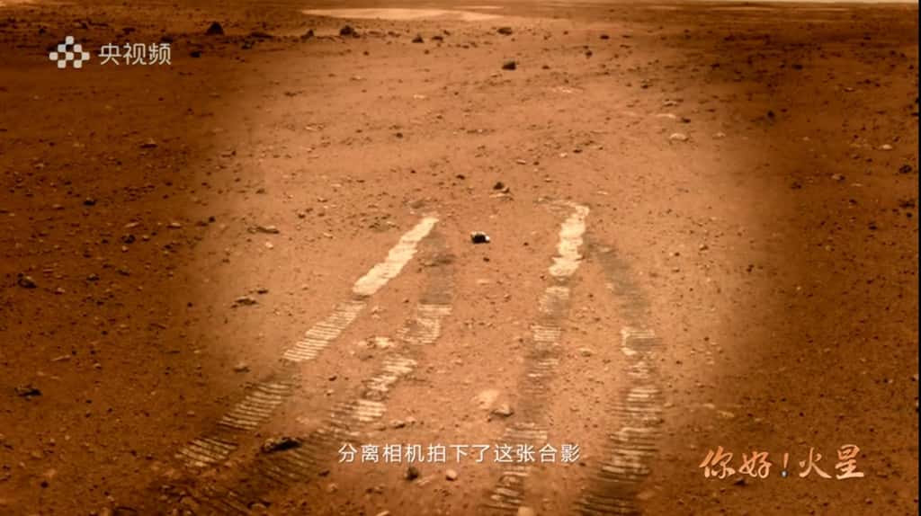 Au bout des traces de roues, la petite caméra qui a été déposée au sol et qui est à l'origine du fameux selfie du rover. © CNSA, PEC
