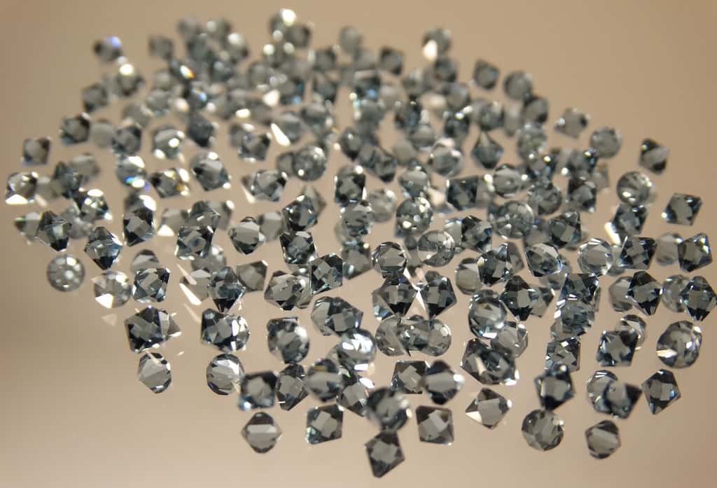 Lorsqu’ils sont taillés, les cristaux de zircone brillent comme des diamants, en restant beaucoup moins chers. © 422737, Pixabay, CC0 Creative Commons