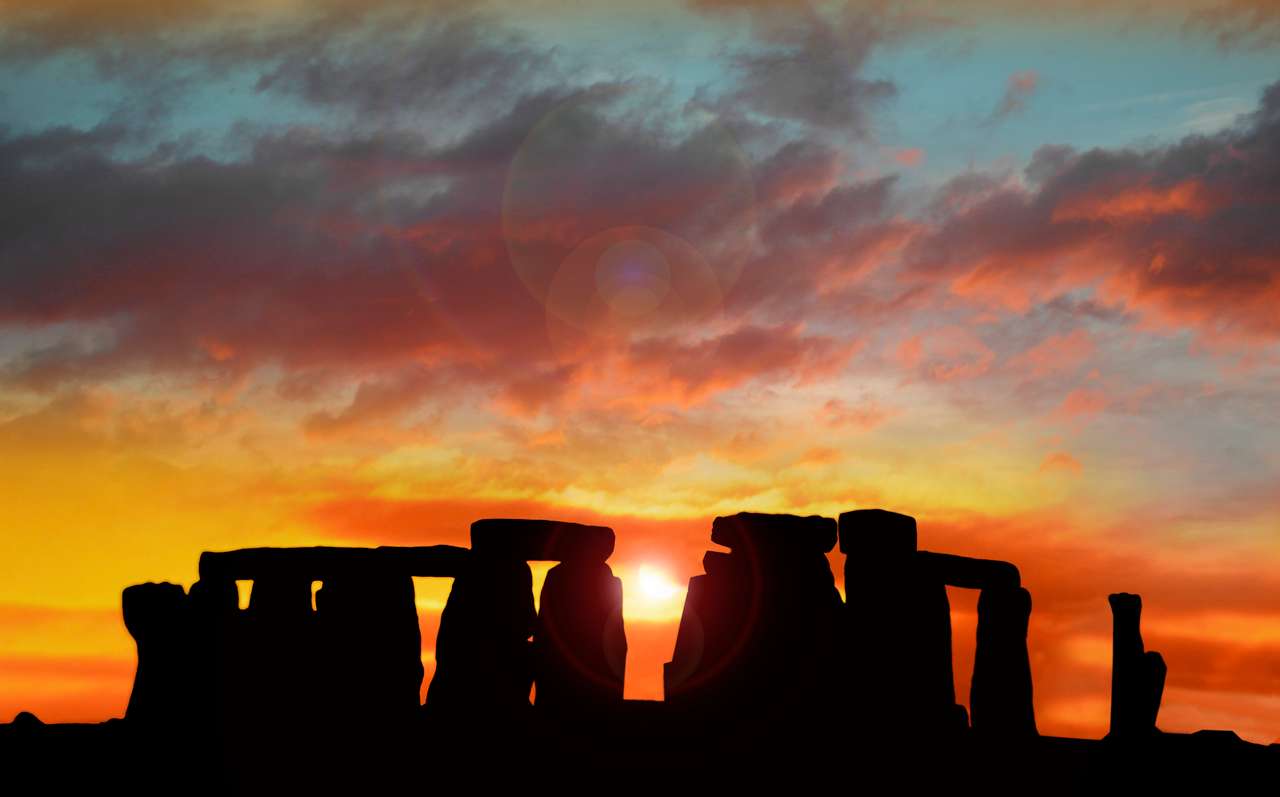 https://cdn.futura-sciences.com/cdn-cgi/image/width=1280,quality=60,format=auto/sources/images/actu/Stonehenge-solstice-hiver.jpg