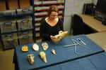 L'archéologue Letty Ingrey inspectant l'une des deux haches trouvées sur le site de la Maritime Academy. © Archaeology South-East, UCL