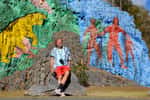 Antoine devant le « Mur de la Préhistoire », une œuvre géante qui rend hommage (tardivement) au peuple Taïno qui vivait sur l'île avant l'arrivée des colons espagnols et qui a été décimé. © Antoine