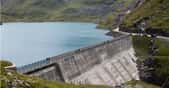 En se décomposant, la matière organique au fond des réservoirs des barrages hydroélectriques émet du méthane. Ici, le barrage de Sanetsch, dans le canton du Valais, en Suisse. © Ludovic Péron, CC by-sa 2.5