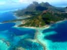 Les récifs coralliens, visibles ici dans le lagon de l'île volcanique de Bora-Bora, en Polynésie française, sont composés de nombreuses espèces de coraux qui forment des écosystèmes marins complexes et parmi les plus riches en biodiversité. Importants puits de carbone, ils stockent du CO2 atmosphérique et diminuent ainsi le réchauffement climatique... tant qu'ils arrivent à lui survivre. © Samuel Etienne, Wikimedia Commons, CC by-sa 3.0
