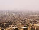 Une vue du Caire en plein smog. Des vagues de chaleur&nbsp;avec des températures pouvant dépasser les 40 °C sont très dures à supporter dans ce genre de ville. La population de l’Égypte compte déjà 88 millions de personnes. Que feront-elles si elles deviennent des réfugiés climatiques ? © Wikipédia cc by sa 3.0