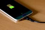 Laisser brancher son téléphone même lorsque la batterie est pleine diminue son temps de vie. © vicenfoto, Fotolia&nbsp;