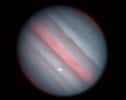 Vue en fausses couleurs de l'impact sur Jupiter du 15 octobre 2021, combinant des expositions en lumière visible et infrarouge. Elle a été prise avec un télescope Schmidt-Cassegrain de 28 cm (Celestron C11) et un pipeline original basé sur Python développé pour les détections de flash d'impact. © Ko Arimatsu, Université de Kyoto