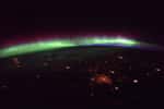 « La vue de nuit est tout simplement magnifique ces derniers temps : peu de nuages, des aurores intenses. Je ne peux pas détourner le regard des fenêtres » Thomas Pesquet. ©&nbsp;ESA/NASA